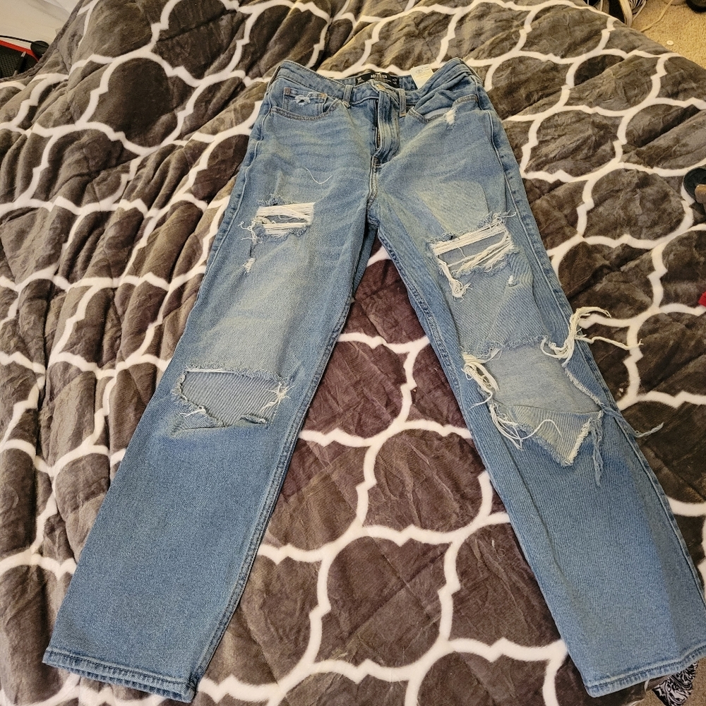Ripped baggy jean.